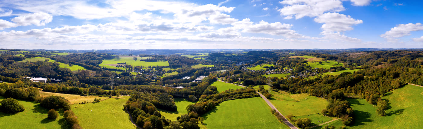 Weites Panorama über die grünen Hügel und Täler des Bergischen Landes